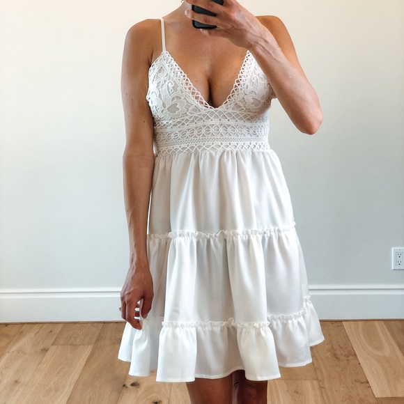 LOOKS BY LAUREN - Picture 3 of 5